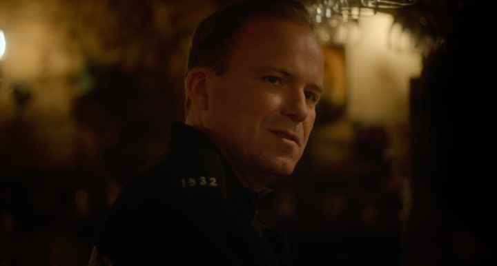 Rory Kinnear, Men'den bir sahnede bir polisi oynuyor.