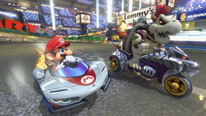 Mario ve iskelet Bowser pistte yarışıyor.