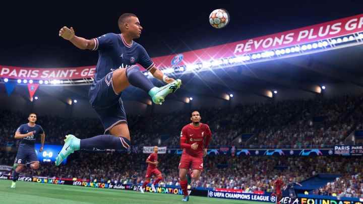 FIFA 22'de bir oyuncu kaleye şut çekiyor.