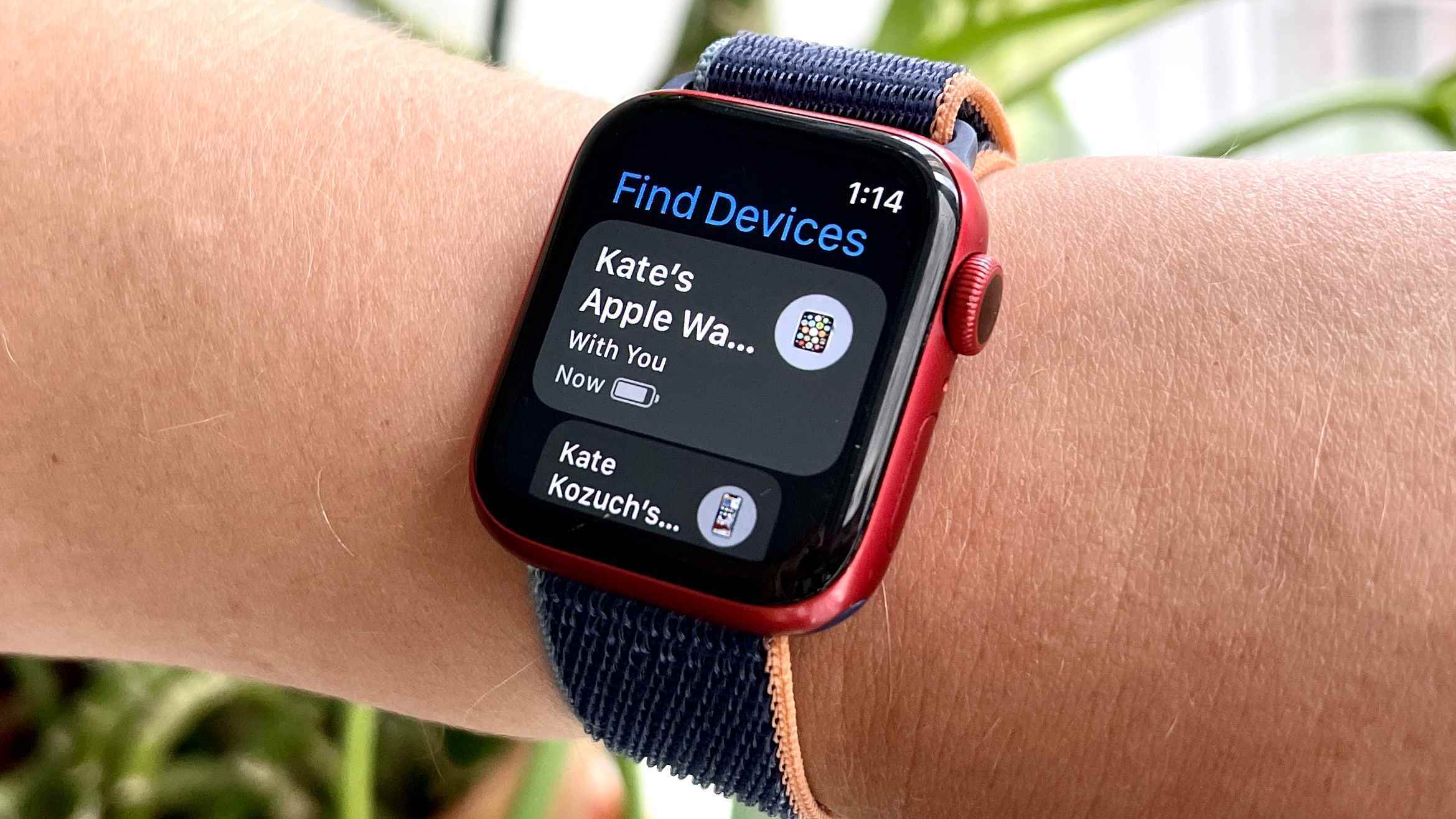 watchOS 8 cihaz bulma uygulamasına sahip Apple Watch 6