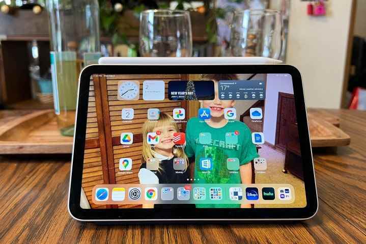 Bir dizi uygulama ile ana ekranı görüntüleyen bir iPad Mini 2021.