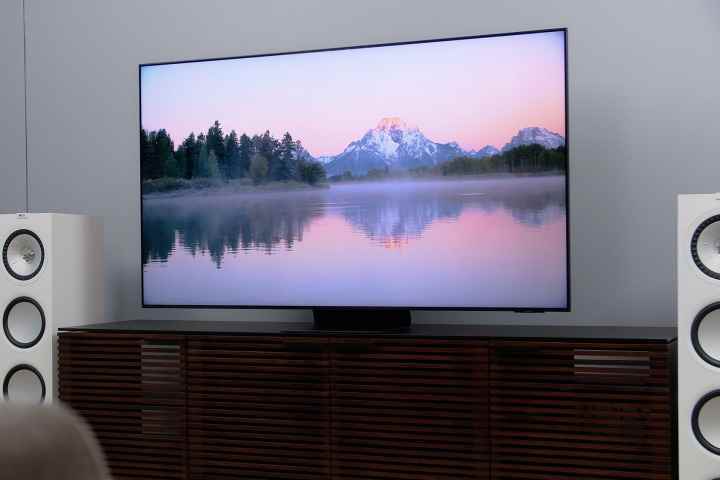 Bir oturma odasında Samsung QN90A TV.