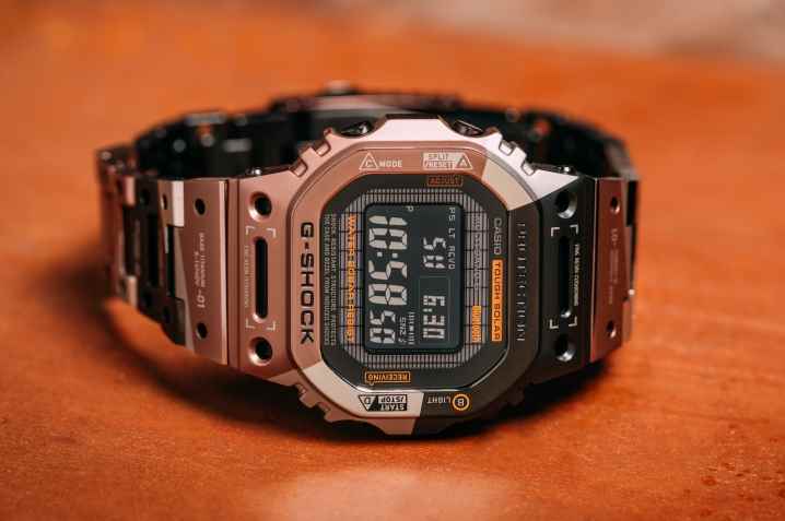 Önden bakıldığında Casio G-Shock GMW-B5000TVB.