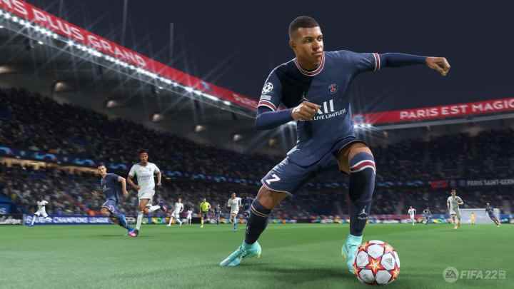 Futbolcu FIFA 22'de kameraya el işareti yapıyor.