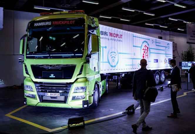 13 Ekim 2021'de düzenlenen Dünya Akıllı Ulaşım Sistemleri Kongresi sırasında Almanya'nın Hamburg kentinde otonom bir kamyon sergileniyor.