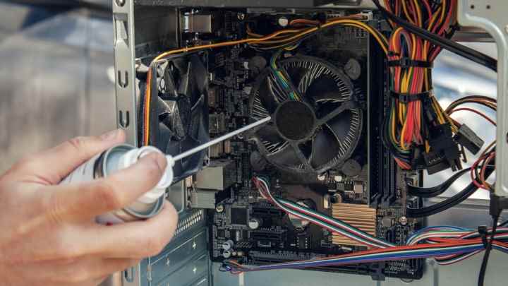 Tozu çıkarmak için bir PC'nin içine basınçlı hava yönlendirilebilir.