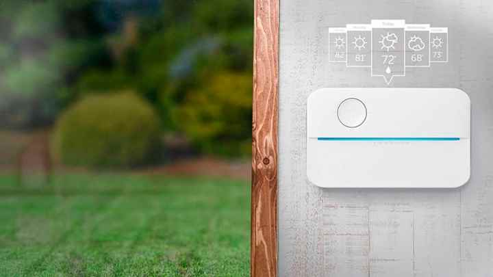 Rachio 3 sprinkler kontrolörü duvara monte edilmiştir. 