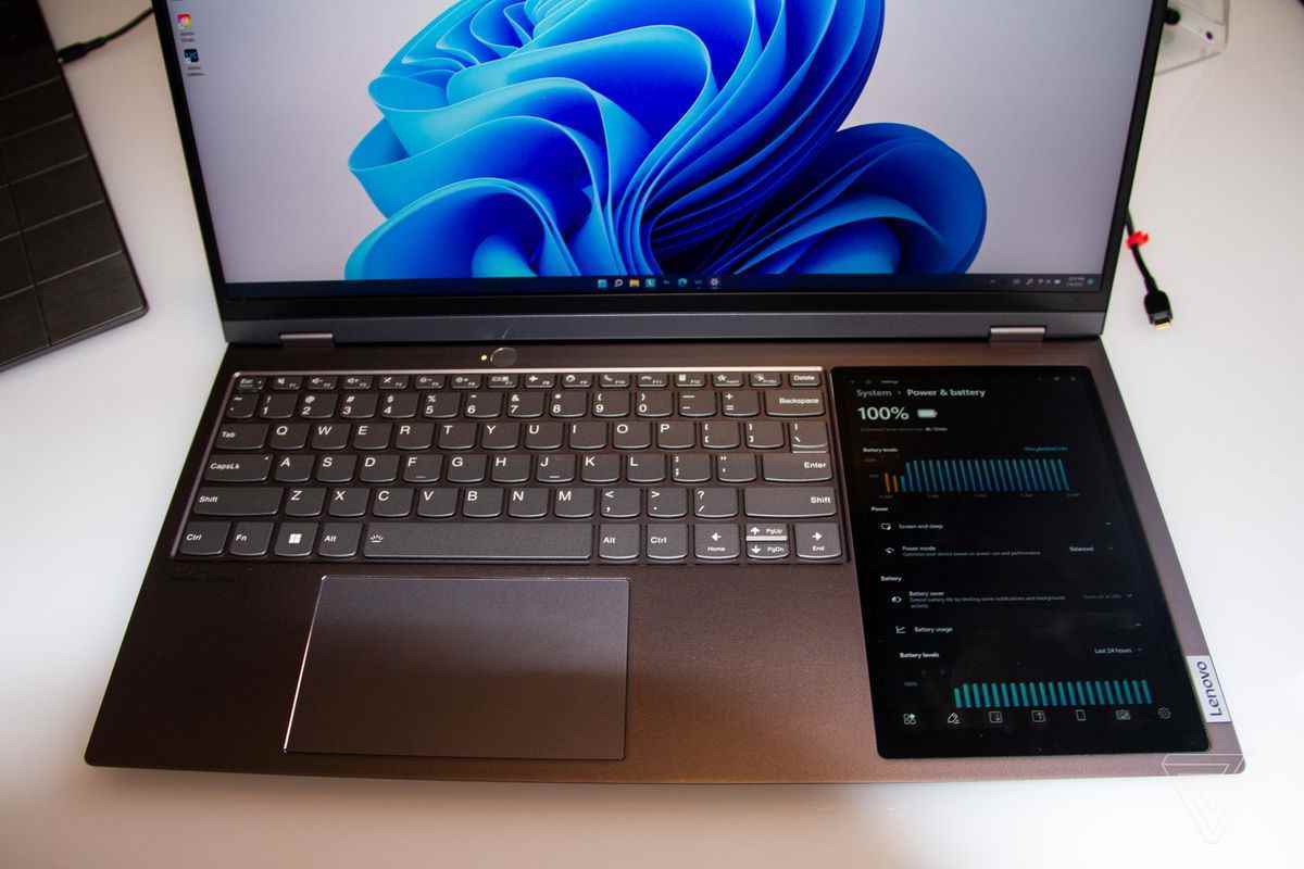 Yukarıdan görülen Lenovo ThinkBook plus Gen 3 klavye.  Birincil ekran, beyaz bir arka plan üzerinde mavi bir girdap görüntüler.