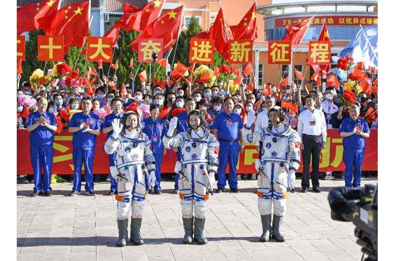 Çinli astronotlar Cai Xuzhe, Chen Dong ve Liu Yang (Soldan Sağa), Shenzhou-14 Mis'in fırlatılmasından önce bir törene katıldılar.