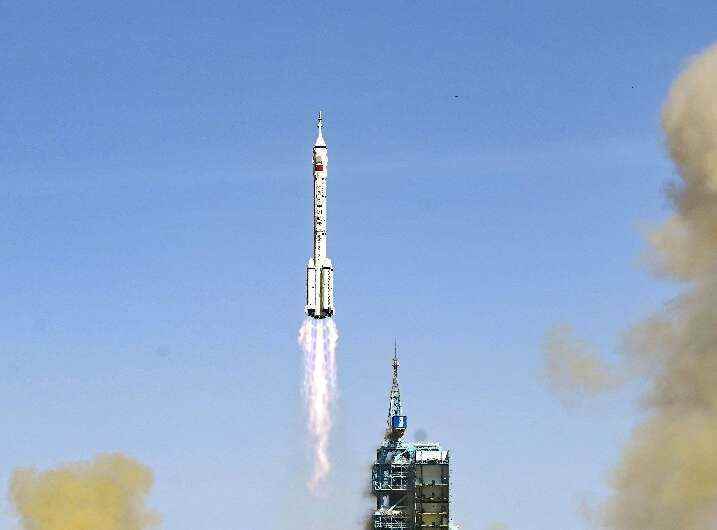 Pazar günü Uzun Yürüyüş-2F roketi tarafından uzaya taşınan üçlü, altı ay boyunca Tiangong uzay istasyonunda kalacak.