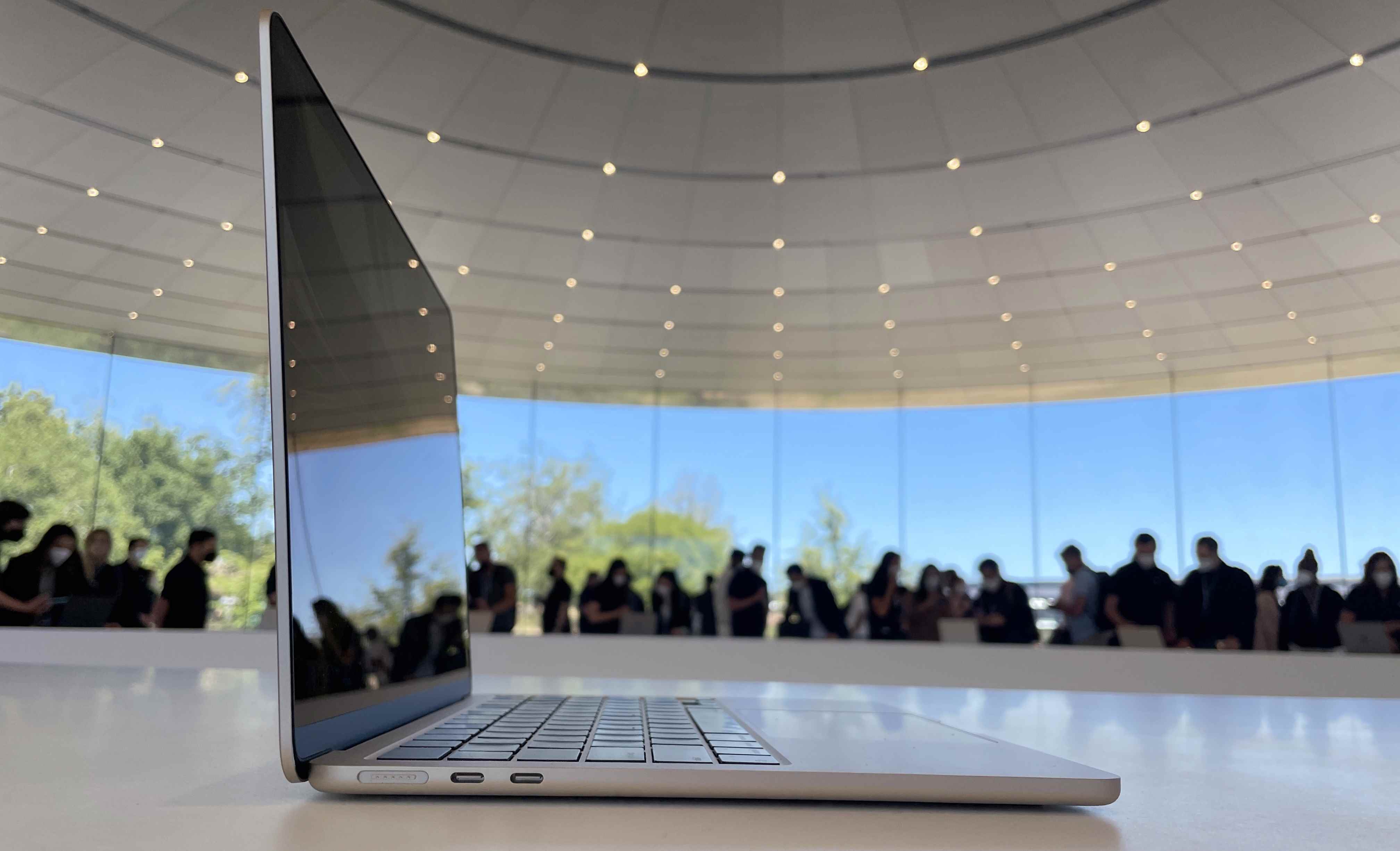 MacBook Air M2 sol taraf