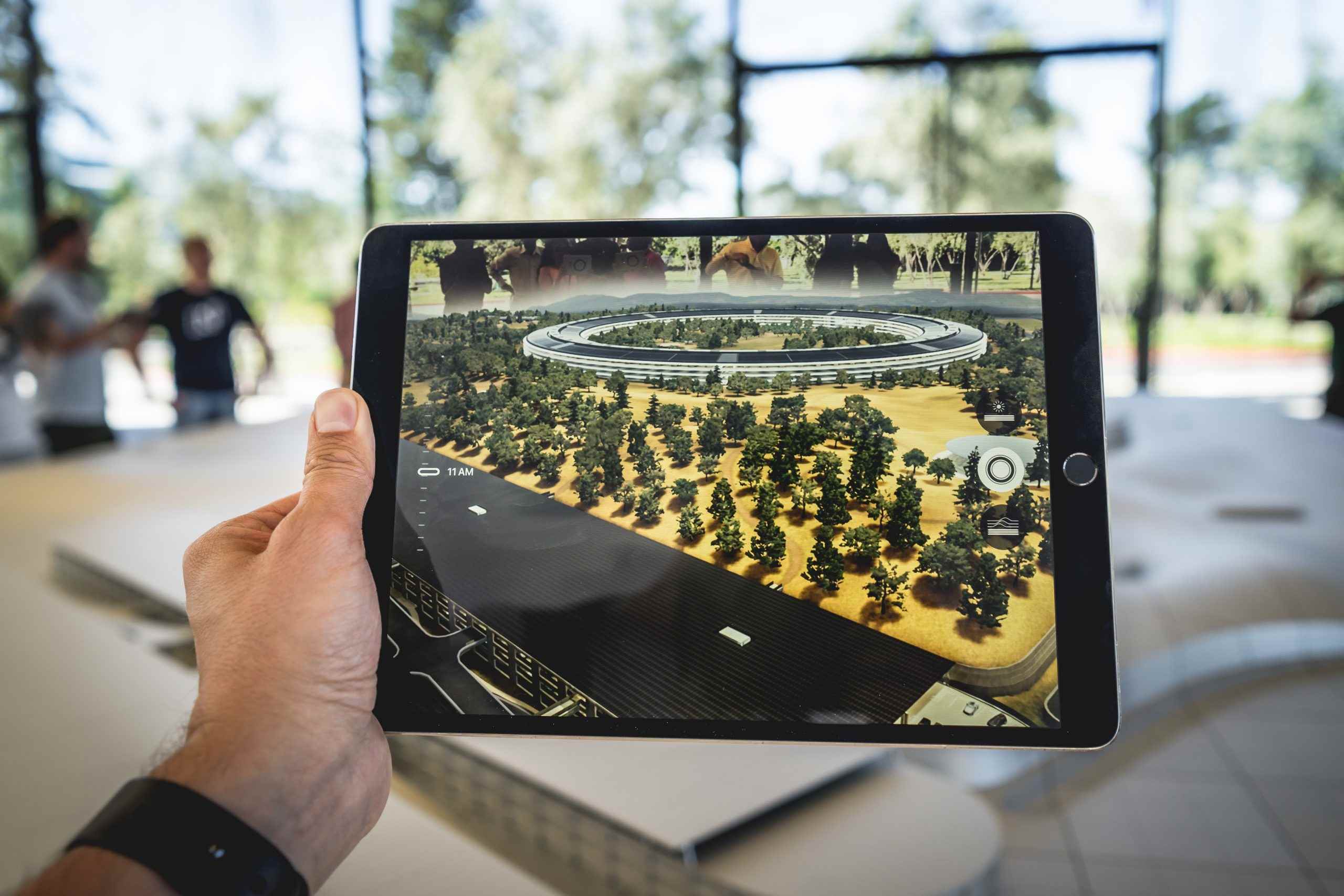 Bir iPad, Apple HQ'yu gösterir.