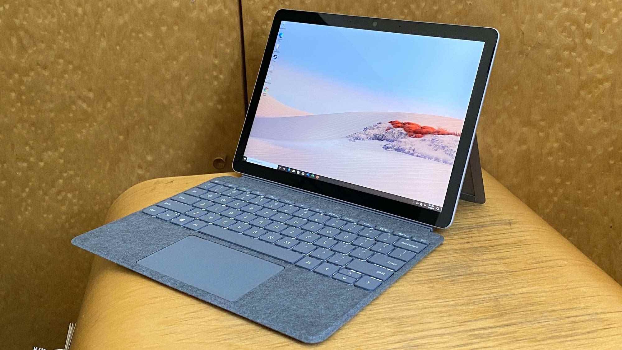 Bir masa üzerinde Microsoft Surface Go 2