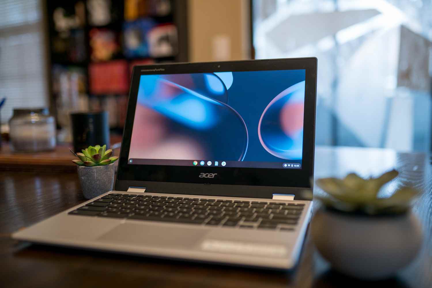 Bir masa üzerinde Acer Chromebook Spin 311