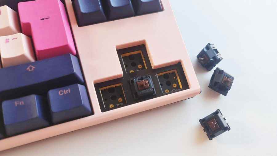 Ducky One 3 incelemesi - çalışırken değiştirilebilir Cherry MX Brown mekanik anahtarlar oyun klavyesinden kaldırıldı