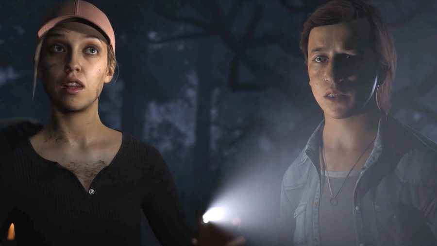 Taş Ocağı oyuncuları ve karakterleri: Laura ve Max, ormanda bir şey gördükleri için biraz korkmuşlardır.  Laura bir el feneri tutuyor.