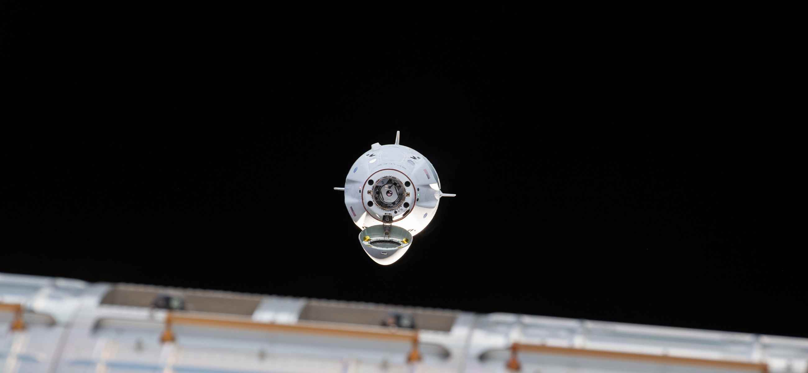 SpaceX Crew Dragon, ISS'ye yaklaşırken.
