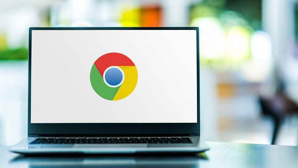 Bir dizüstü bilgisayar ekranında görüntülenen Google Chrome logosu.