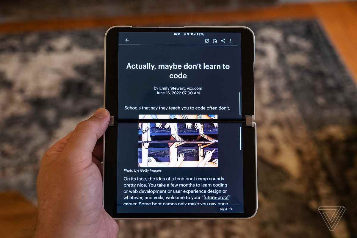 Pocket Android uygulaması, Surface Duo 2'nin her iki ekranında dikey yönde tutulduğunda bir makale görüntüler.