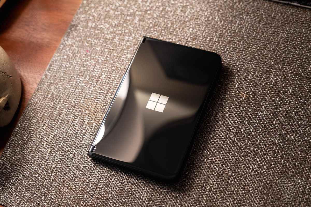 Siyah bir Microsoft Surface Duo 2 kapalı ve servis altlığının üzerinde oturuyor.