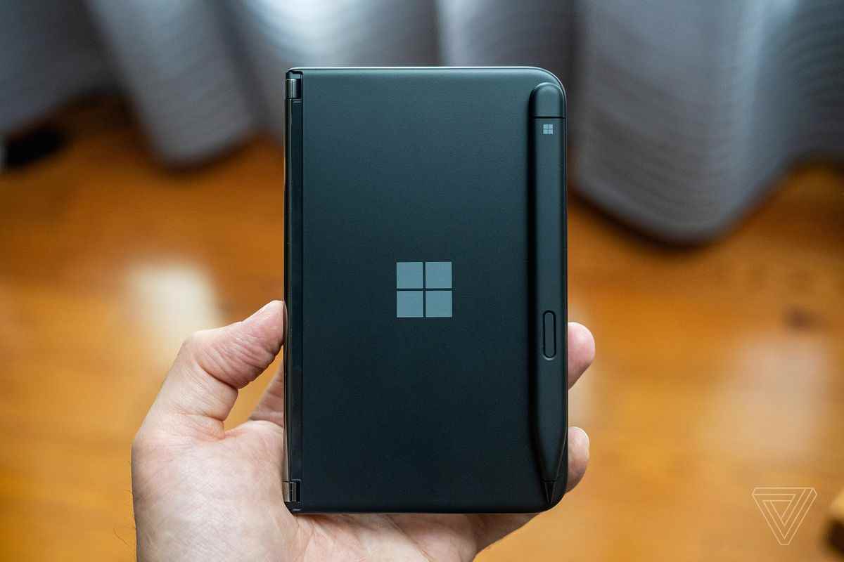 Surface Pen tampon kapağı takılı siyah bir Surface Duo 2.