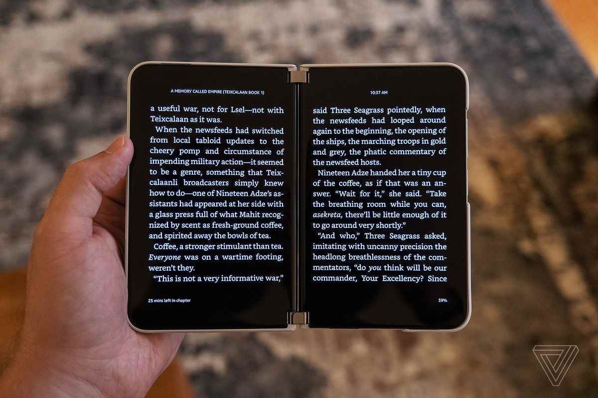 Microsoft Surface Duo 2'nin her iki ekranına yayılmış bir Kindle e-kitabı