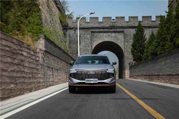 Haval, Çin'de yeni tasarımlı Hybrid DHT crossover satışını başlattı.  175 hp, 100 km'de 5.5 litre tüketim ve bir depoda 1000 km'lik kilometre