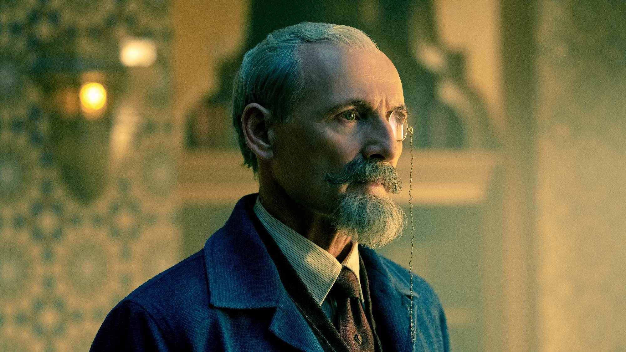 The Umbrella Academy'de Sir Reginald Hargreeves rolünde Colm Feore