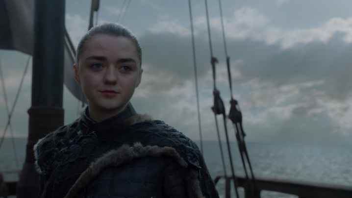 Maisie Williams, Westeros'un batısında ne olduğunu keşfetmek için yelken açarken Arya Stark rolünde.