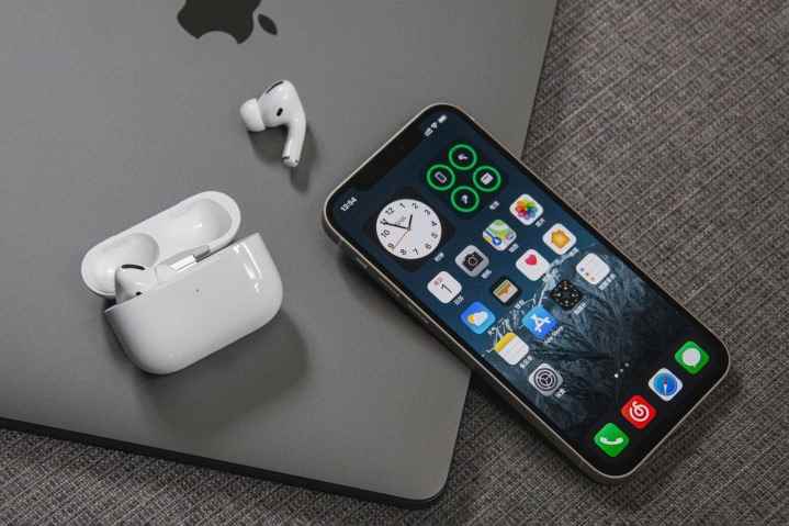 Üstte AirPods veya MacBook bulunan iPhone 12.