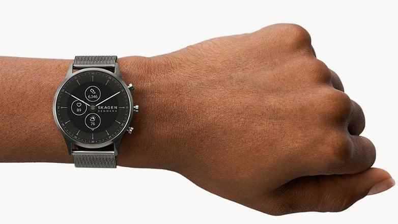 Bir erkek bileğinde Skagen Smartwatch Gen 6 Hybrid Jorn