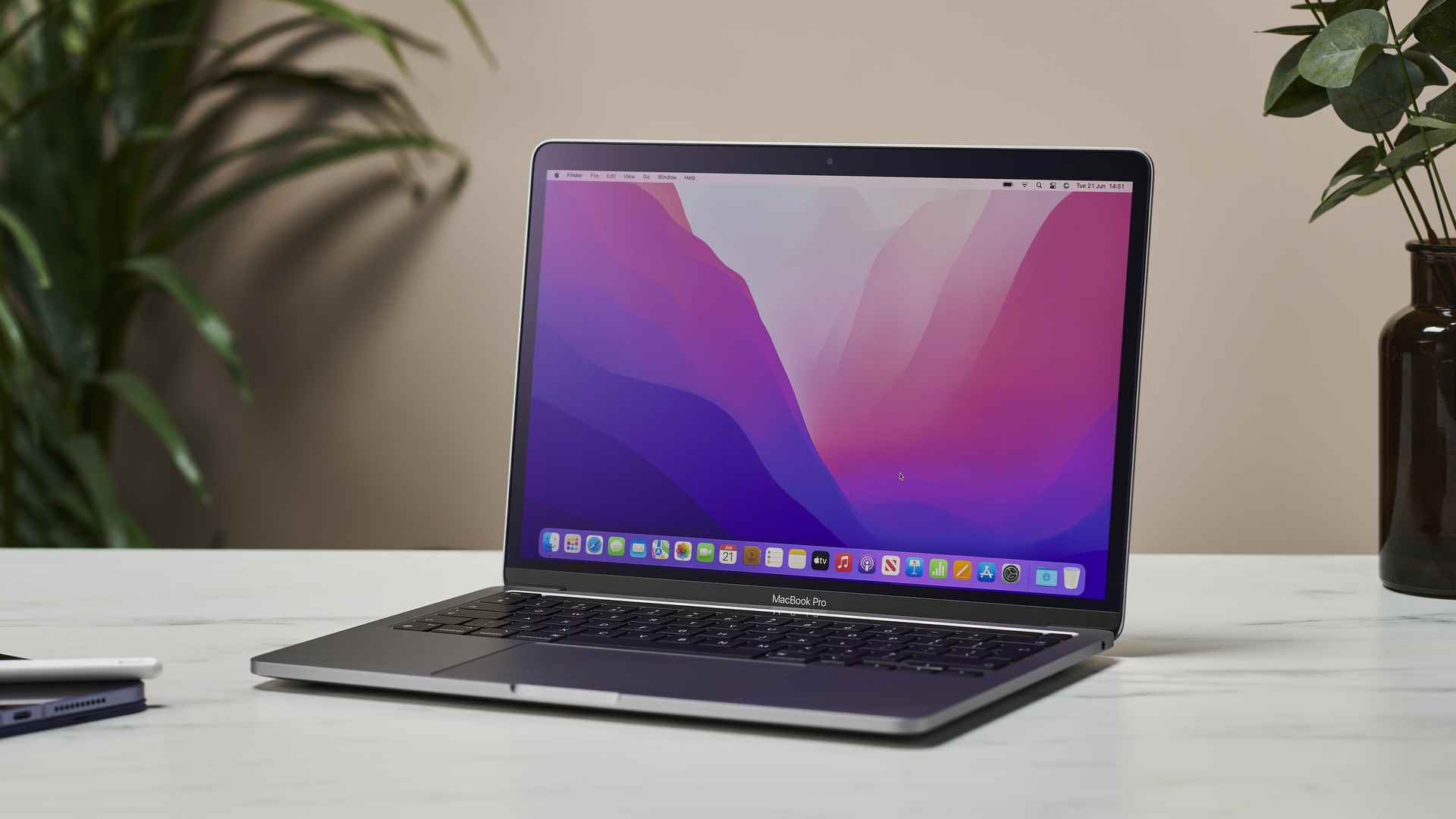 MacBook Pro 13 inç M2 modeli bir ofiste masa üzerinde