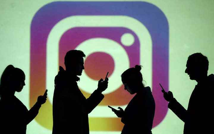 Instagram, besleme için yeni tam ekran modunu test ediyor