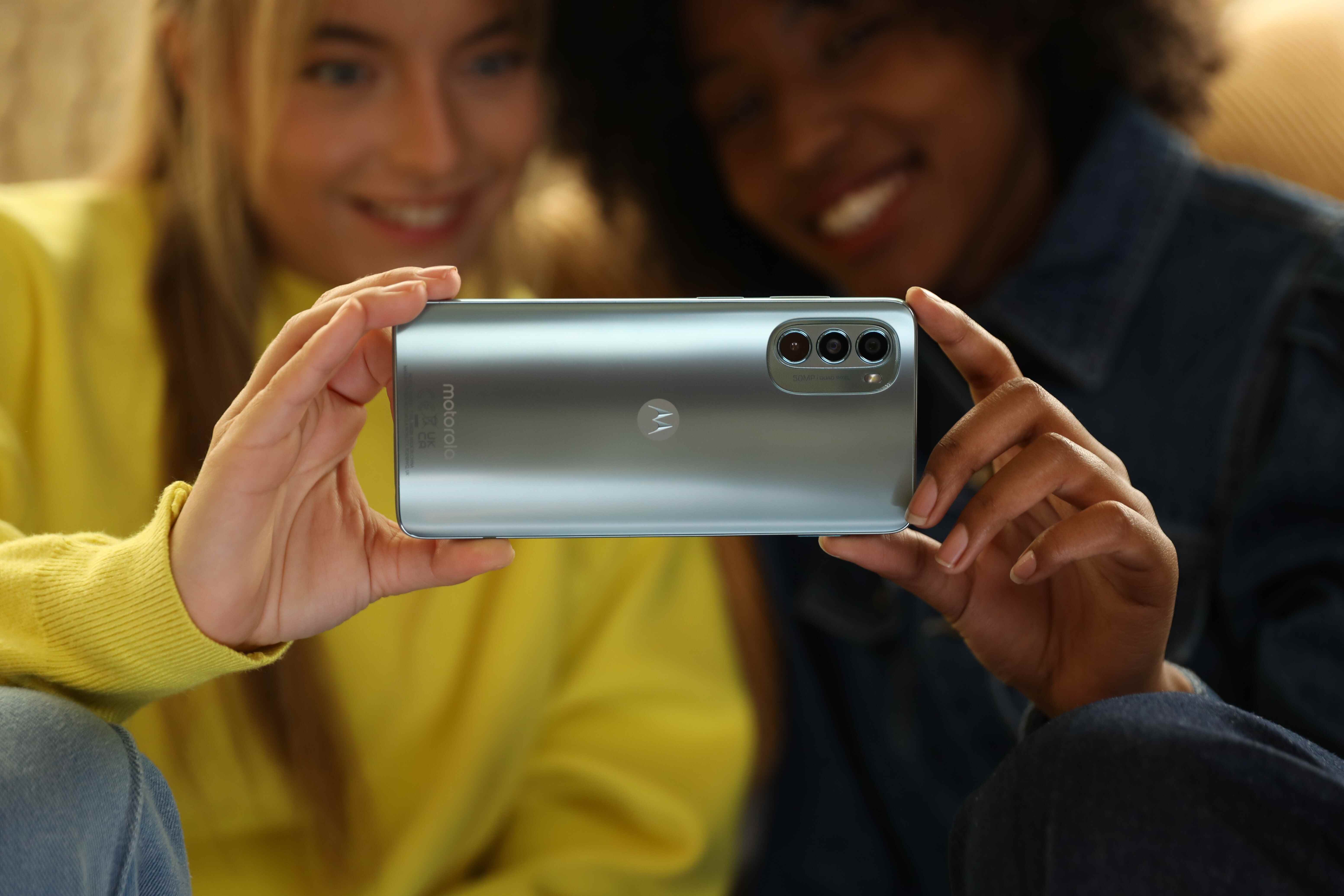 Moto G62 - Frosted Blue - Motorola'nın en uygun fiyatlı ikilisi: Moto G62 5G ve Moto G42 Avrupa'ya giriyor