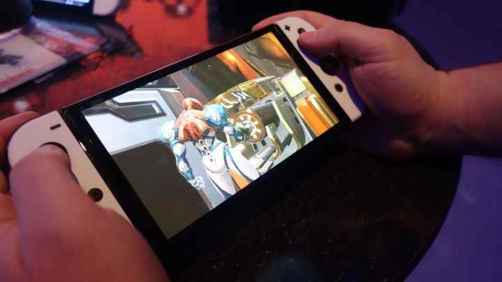 Metroid Dread oynayan bir Switch OLED.