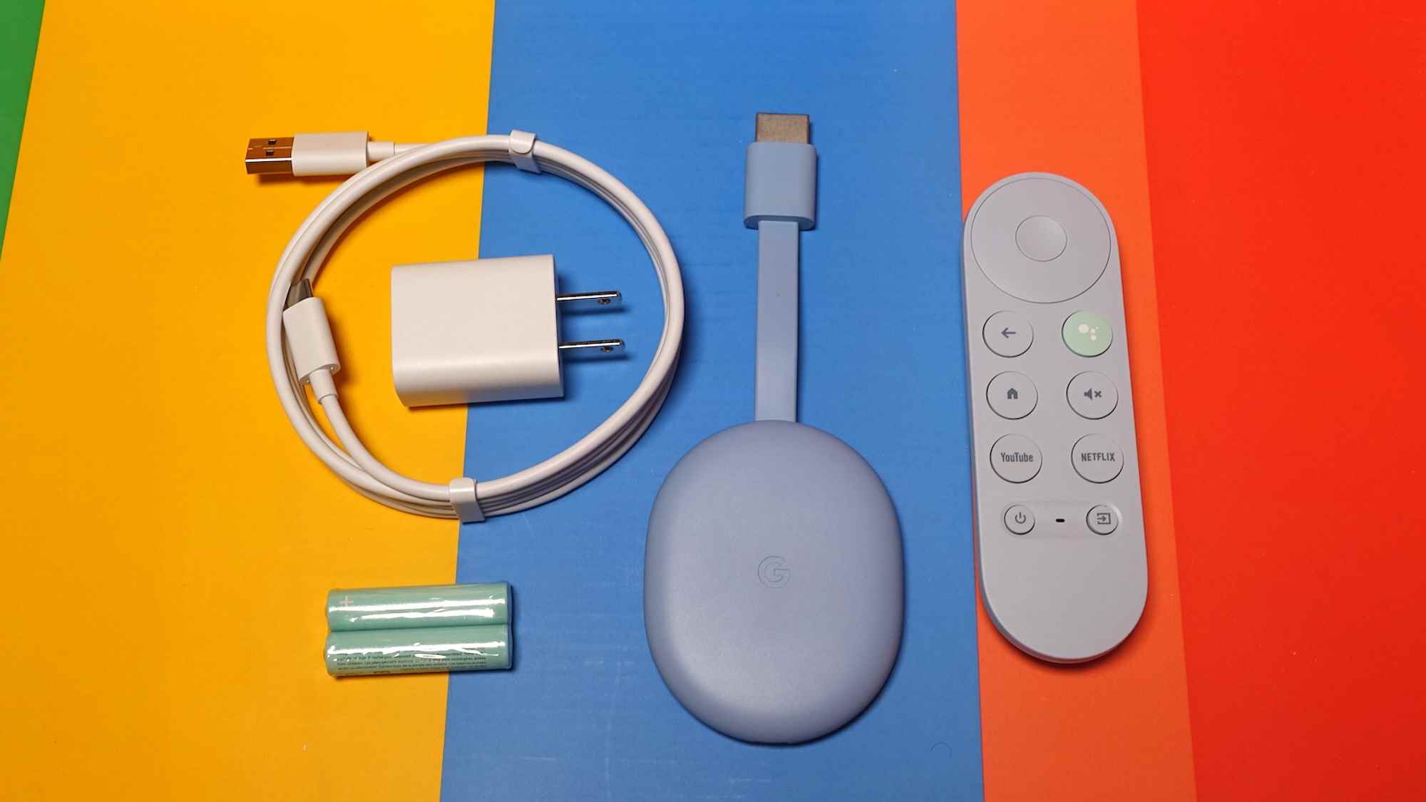 (Soldan Sağa): Güç adaptörü, kablo, piller, Google TV ve uzaktan kumandalı Chromecast