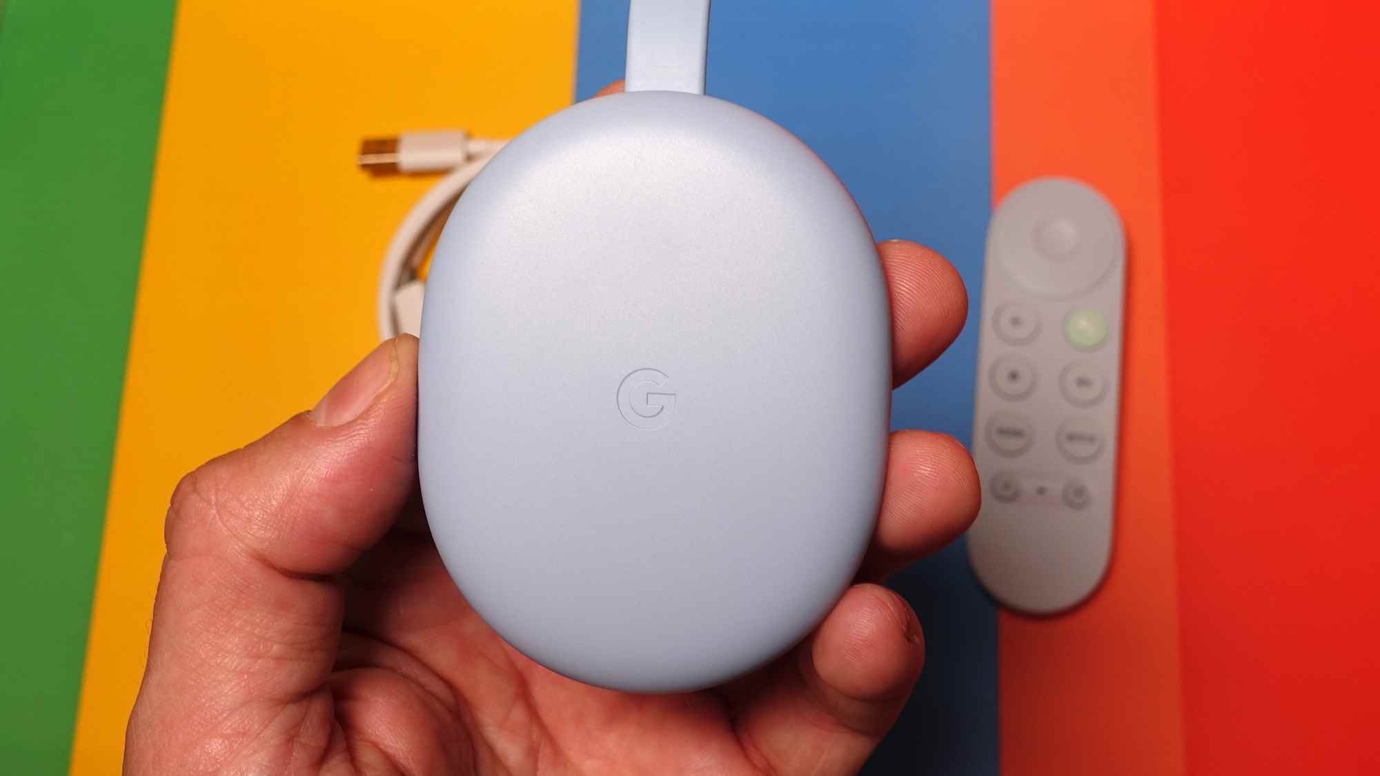 Yakın çekimde Google TV'li Chromecast