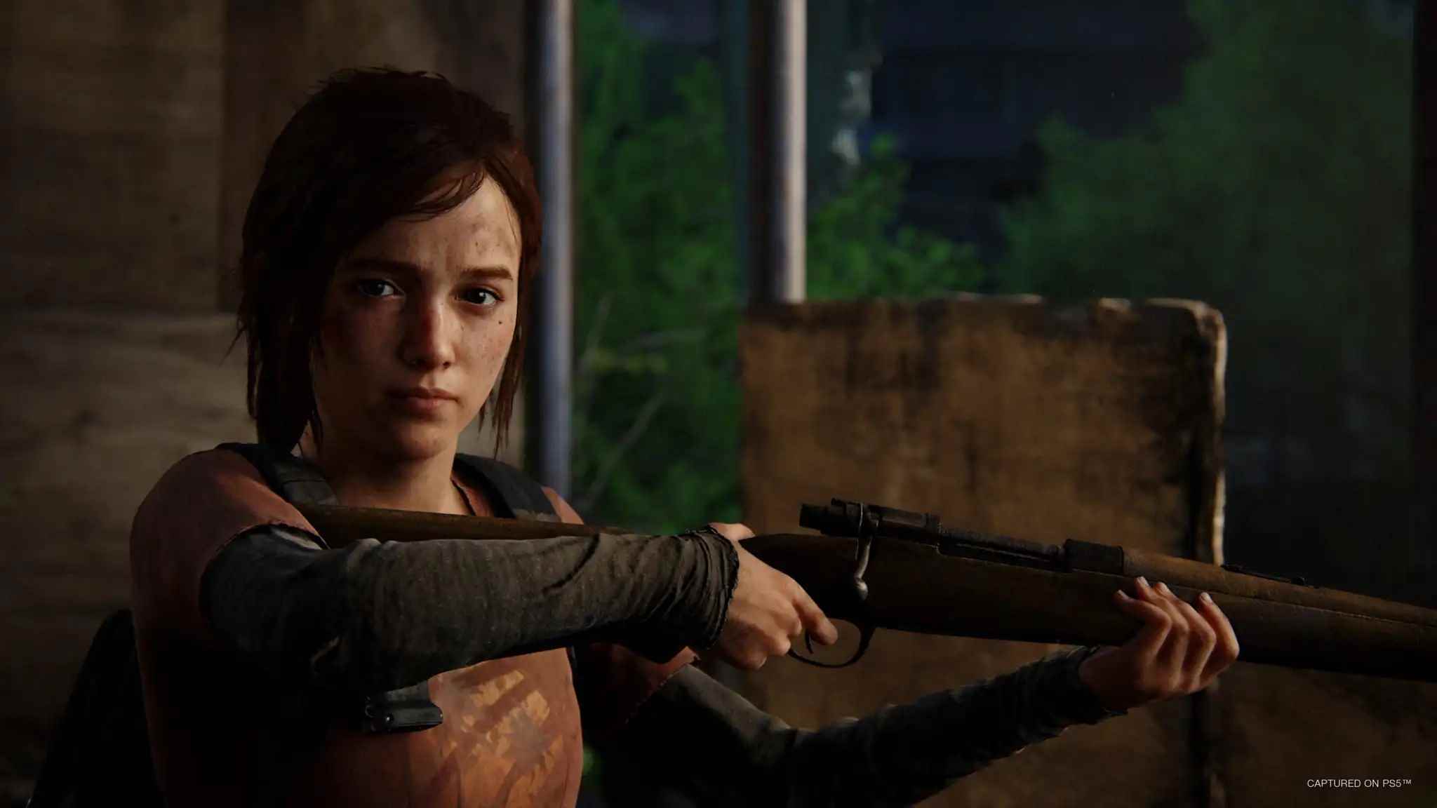 The Last of Us Bölüm 1 Ellie'nin elinde bir tüfek var