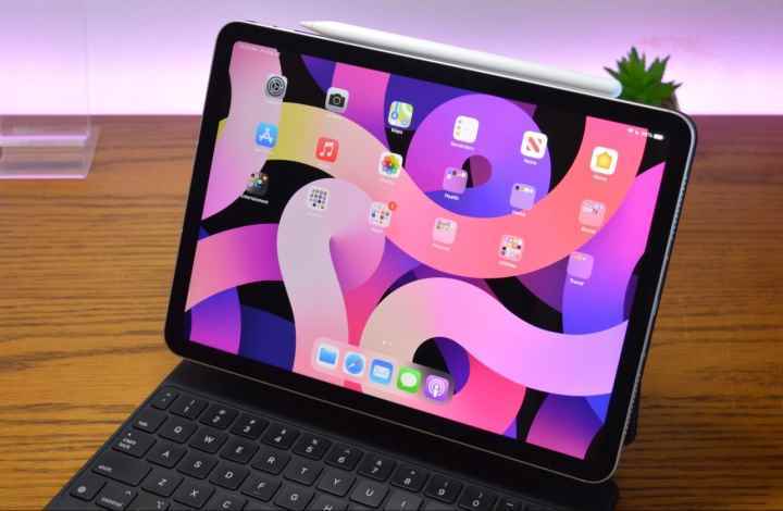 Sihirli bir klavyeye bağlı bir iPad Air (2020)n. 