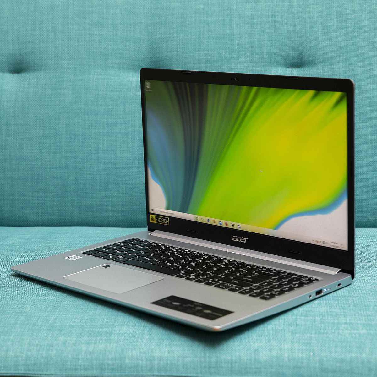 Acer Aspire 5, sağa açılı bir kanepede açılır.