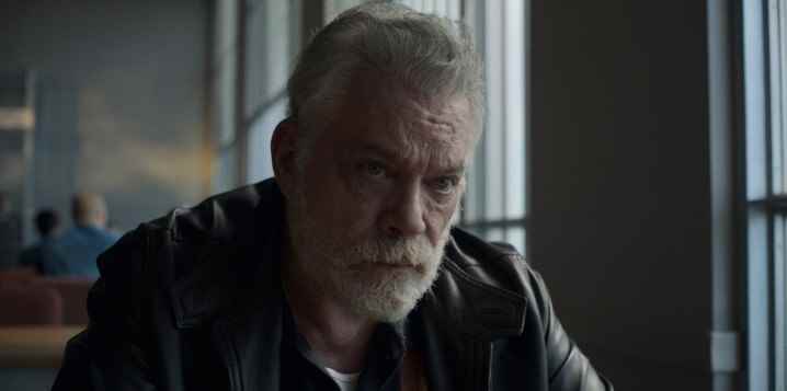 Ray Liotta, Black Bird'den bir sahnede akşam yemeğinde bir masada oturuyor.