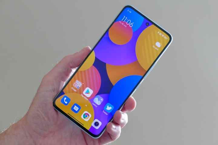 Xiaomi 12 Lite'ın ekranı, bir adamın elinde kahraman.