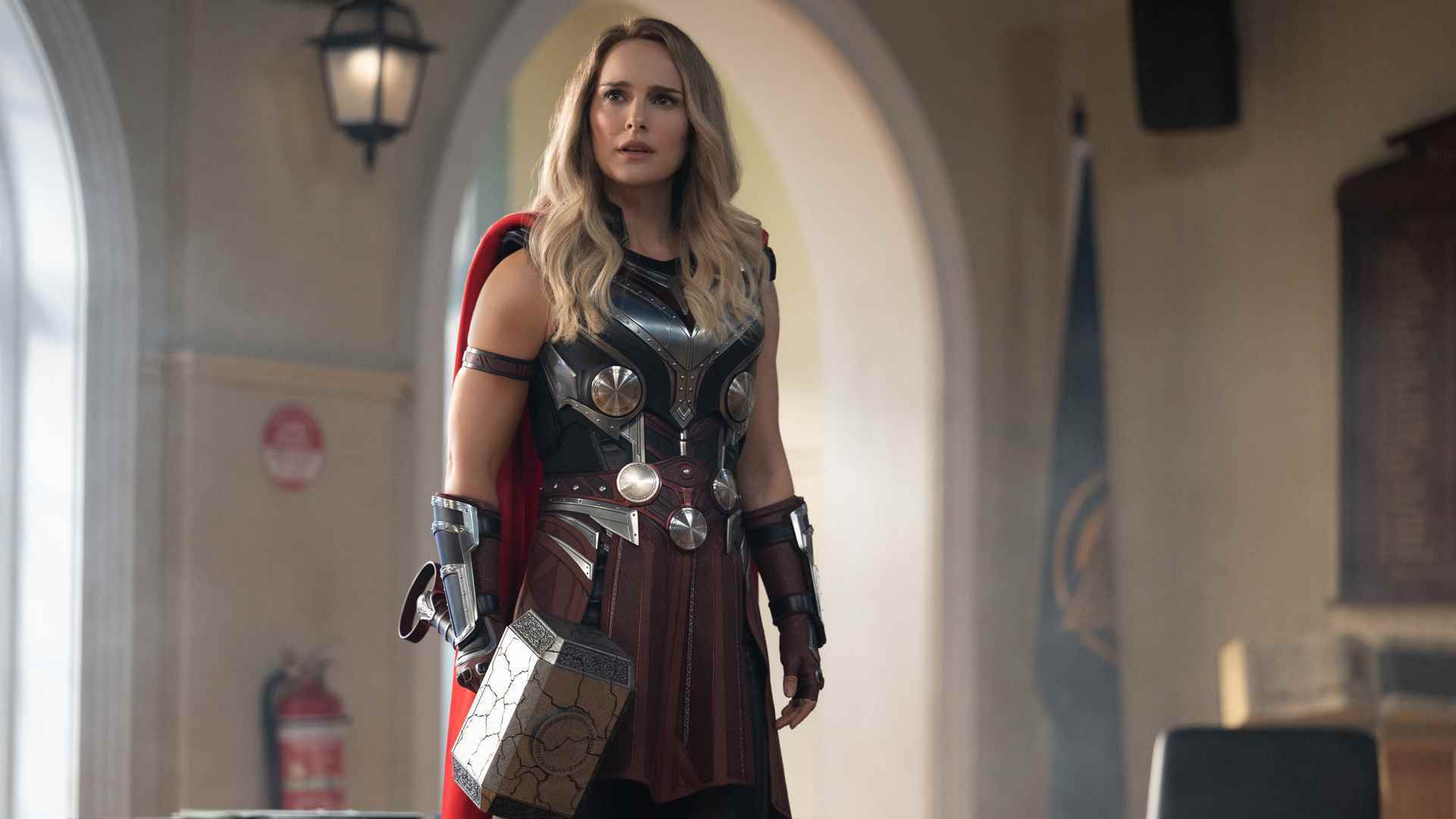 Jane Foster'ın Mighty Thor'u, Thor: Love and Thunder'da Mjolnir'i tutarken New Asgard'ın taht odasında duruyor