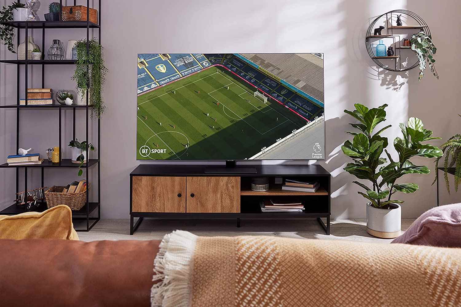 amsung 50 İnç Q80A QLED 4K Smart TV (2021), oturma odasında futbolu gösteriyor