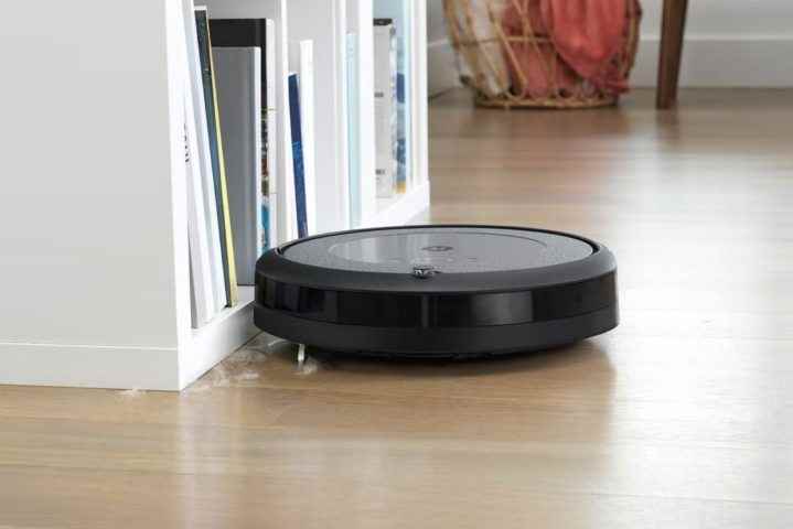 iRobot Roomba i3 Plus ahşap bir zemini temizliyor.