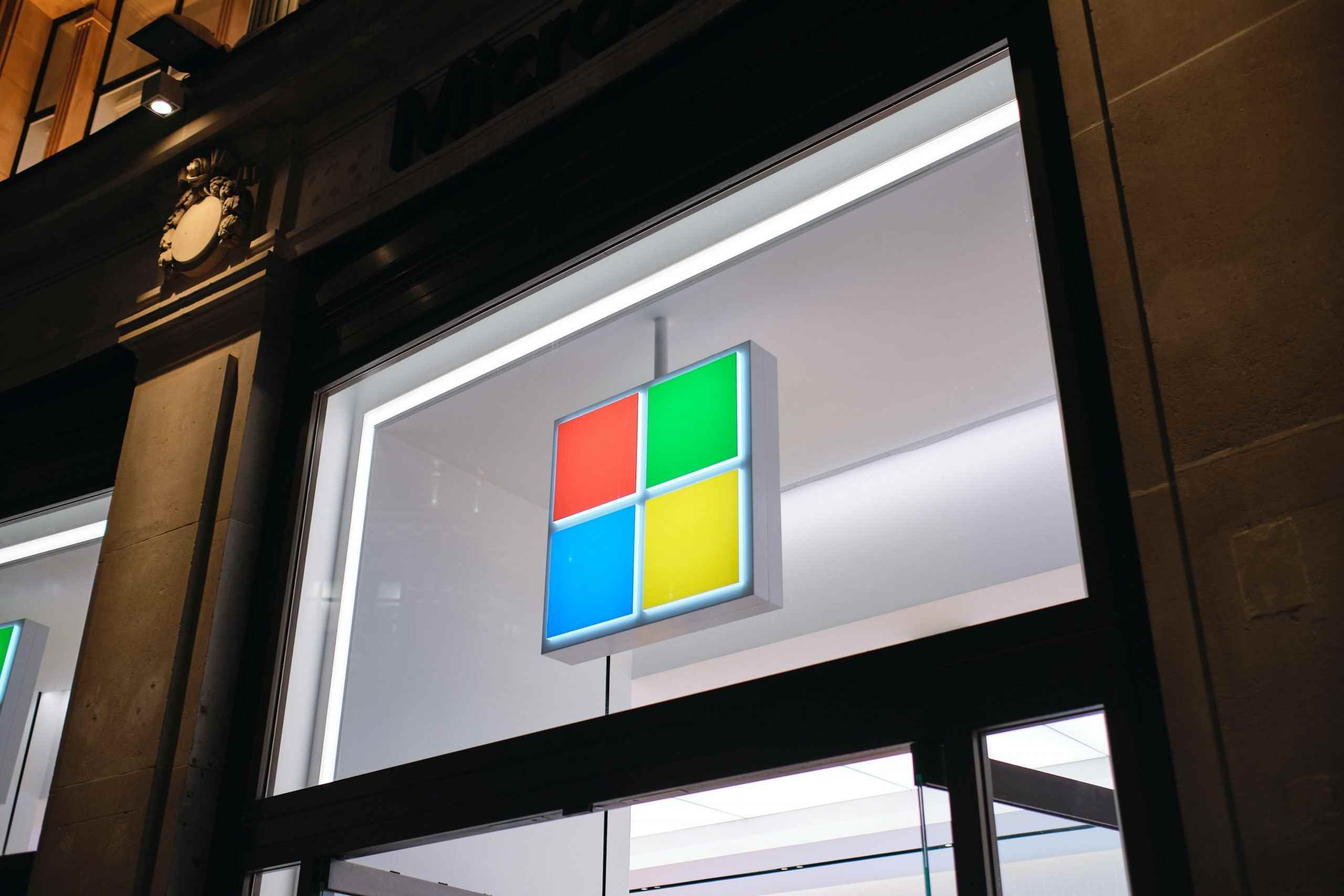 Bir vitrindeki Microsoft logosu.