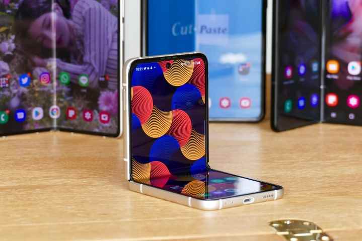 Galaxy Z Flip 3 bir masanın üzerinde açılıyor.