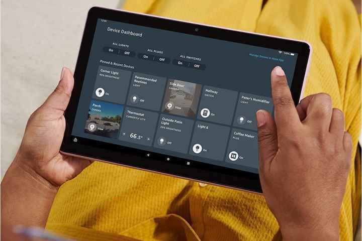 Amazon Fire HD 10 elinde.