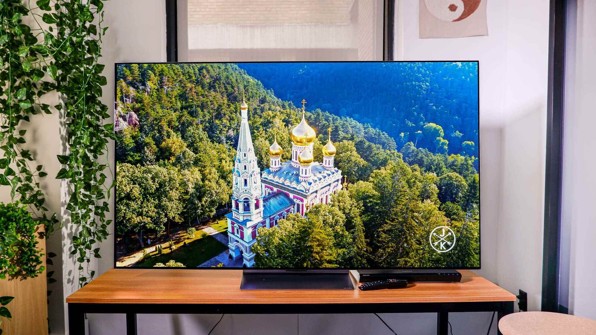 TV sehpası üzerinde LG G2 OLED TV