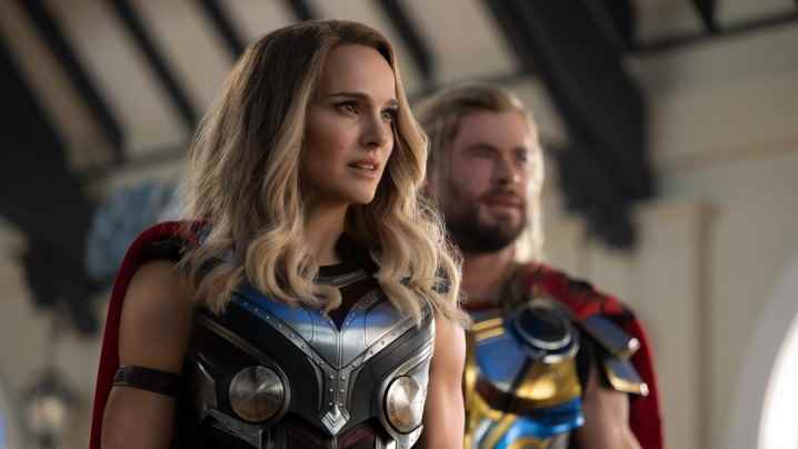 Natalie Portman ve Chris Hemsworth, Thor: Love and Thunder'da Thor olarak poz veriyor..